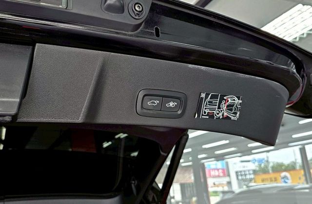 2018 VOLVO XC40 一手僅跑6萬 恆溫 ACC AEB 360環景 導航 盲點 再送價值5萬的標牌  第11張相片