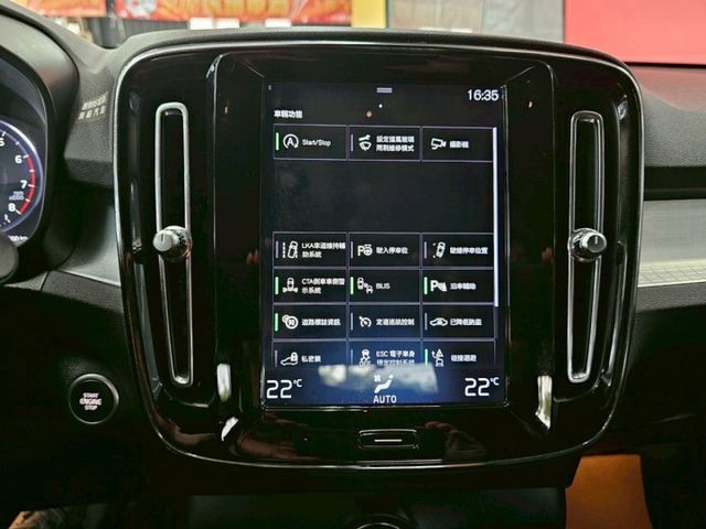 2018 VOLVO XC40 一手僅跑6萬 恆溫 ACC AEB 360環景 導航 盲點 再送價值5萬的標牌  第15張相片