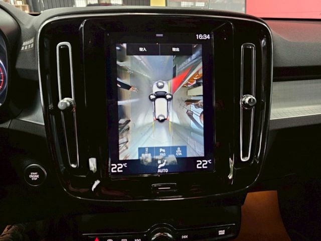 2018 VOLVO XC40 一手僅跑6萬 恆溫 ACC AEB 360環景 導航 盲點 再送價值5萬的標牌  第17張相片