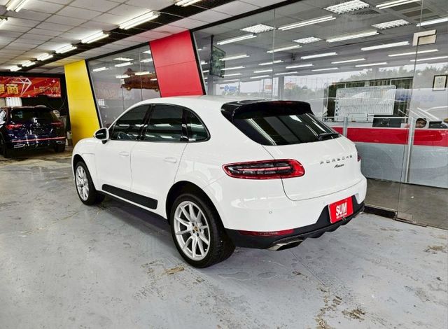 2016 PORSCHE MACAN 僅跑14萬 雙區恆溫 電折 電尾門 這是你離保時捷最近的一次  第2張相片