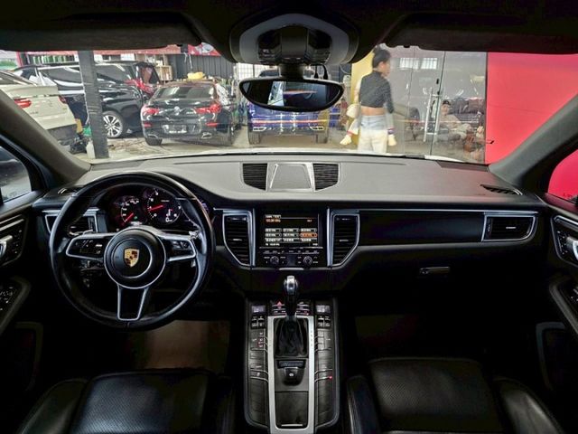 2016 PORSCHE MACAN 僅跑14萬 雙區恆溫 電折 電尾門 這是你離保時捷最近的一次  第5張相片