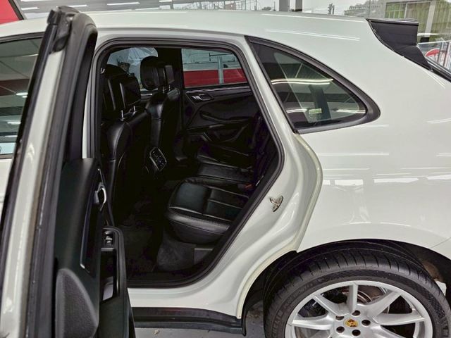 2016 PORSCHE MACAN 僅跑14萬 雙區恆溫 電折 電尾門 這是你離保時捷最近的一次  第8張相片
