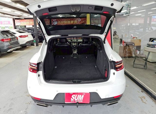 2016 PORSCHE MACAN 僅跑14萬 雙區恆溫 電折 電尾門 這是你離保時捷最近的一次  第10張相片