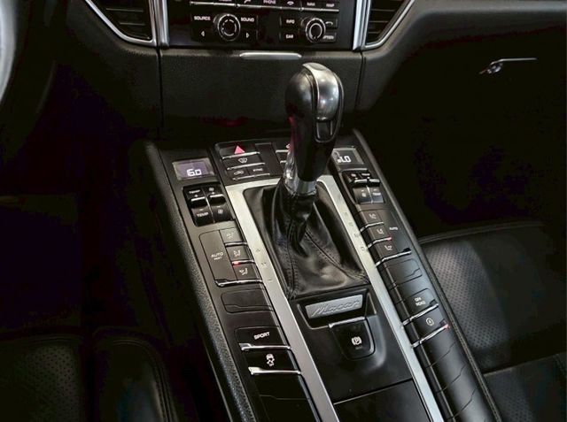 2016 PORSCHE MACAN 僅跑14萬 雙區恆溫 電折 電尾門 這是你離保時捷最近的一次  第12張相片