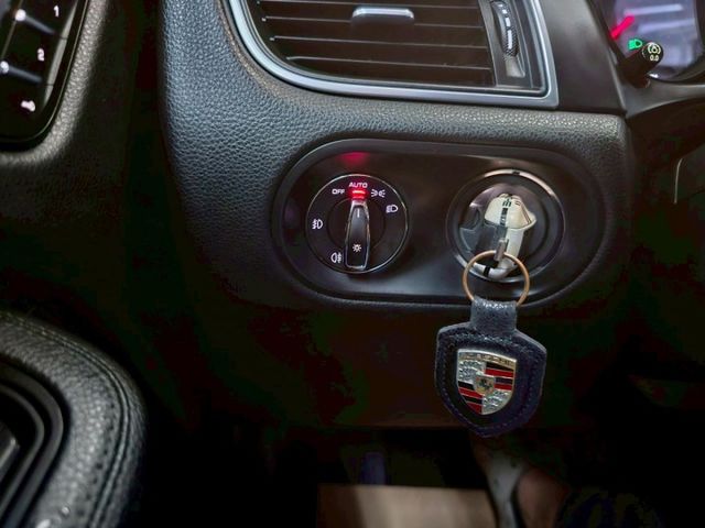 2016 PORSCHE MACAN 僅跑14萬 雙區恆溫 電折 電尾門 這是你離保時捷最近的一次  第14張相片