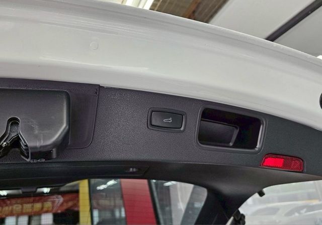 2016 PORSCHE MACAN 僅跑14萬 雙區恆溫 電折 電尾門 這是你離保時捷最近的一次  第18張相片