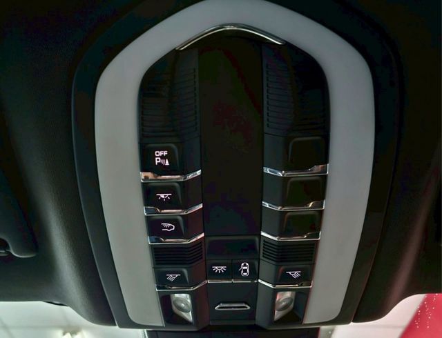 2016 PORSCHE MACAN 僅跑14萬 雙區恆溫 電折 電尾門 這是你離保時捷最近的一次  第19張相片