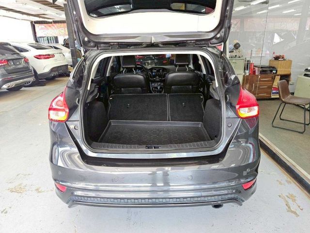 2018 FOCUS 5D 1.5 頂級 IKEY 摸門 恆溫 定速 自動停車 倒車影像 天窗 盲點  第10張相片