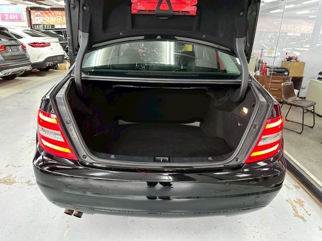 2012 賓士 C180 7速自手排 後傳 定速 恆溫 電動座椅 光感應頭燈 方向盤控制  第4張相片