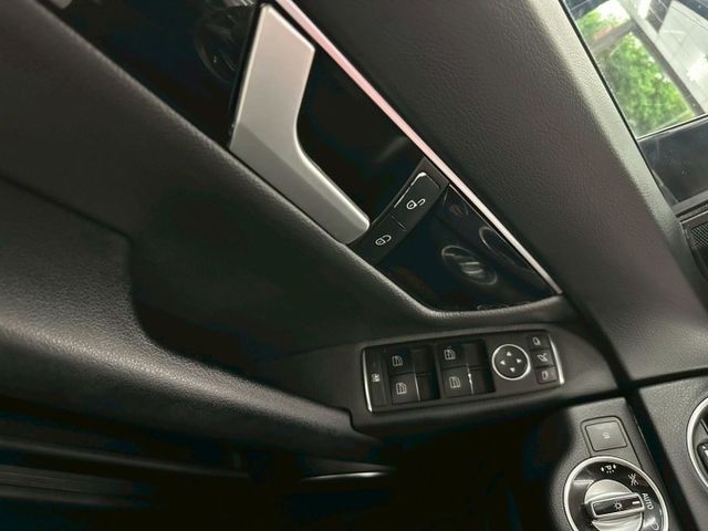 2012 賓士 C180 7速自手排 後傳 定速 恆溫 電動座椅 光感應頭燈 方向盤控制  第10張相片