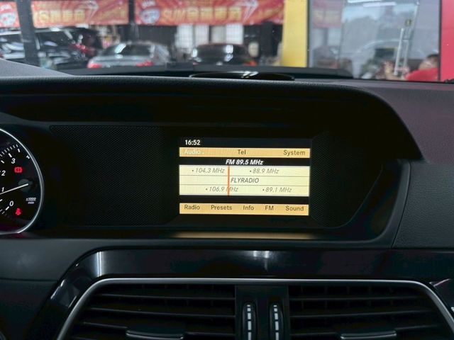 2012 賓士 C180 7速自手排 後傳 定速 恆溫 電動座椅 光感應頭燈 方向盤控制  第14張相片