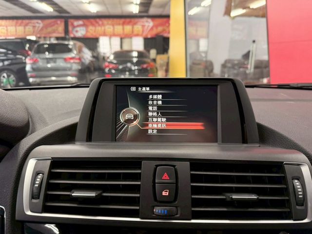 2016 BMW 118I 小改款 僅跑8萬 一手女用車 IKEY 摸門 恆溫 定速 雙電動座椅 電折  第18張相片