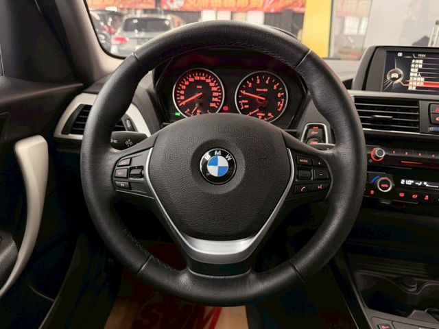 2016 BMW 118I 小改款 僅跑8萬 一手女用車 IKEY 摸門 恆溫 定速 雙電動座椅 電折  第19張相片