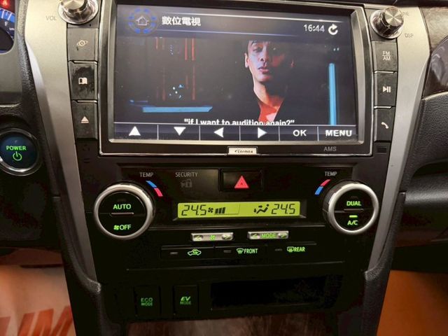 2015 TOYOTA CAMRY 2.5H 大電池剛從原廠更換 定速 恆溫 IKEY  大螢幕 倒車影像  第15張相片
