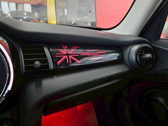 2020 MINI JUBILEE LINE EDITION 台灣專屬 英倫探索版 僅跑6萬 原車黑色 外表貼膜  第12張相片