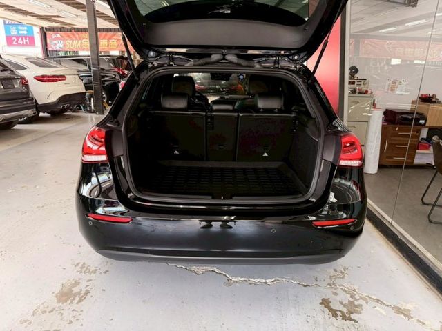 2021 BENZ A180 摘星版 僅跑2萬 IKEY 摸門  ACC AEB 盲點 小姐姐最愛  第10張相片