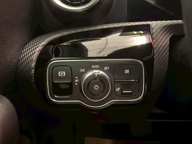 2021 BENZ A180 摘星版 僅跑2萬 IKEY 摸門  ACC AEB 盲點 小姐姐最愛  第14張相片