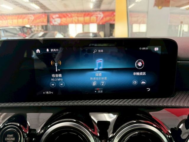 2021 BENZ A180 摘星版 僅跑2萬 IKEY 摸門  ACC AEB 盲點 小姐姐最愛  第18張相片