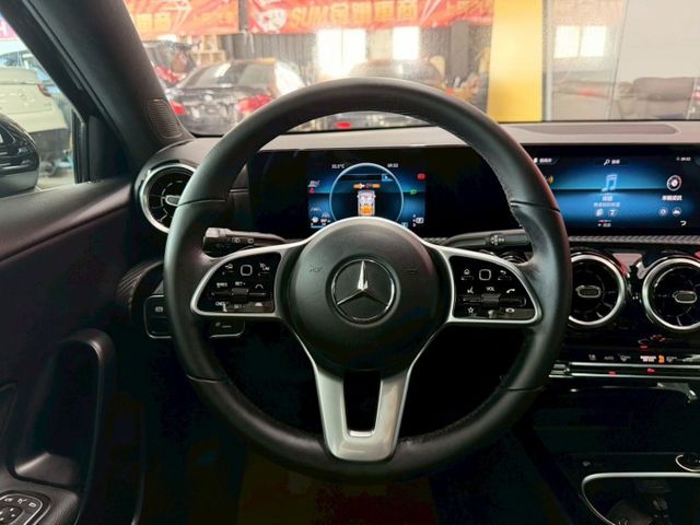 2021 BENZ A180 摘星版 僅跑2萬 IKEY 摸門  ACC AEB 盲點 小姐姐最愛  第19張相片