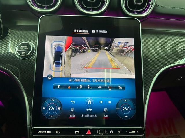 2023 BENZ C43 日規滿配  僅跑1.7萬 選配全景 多光束頭燈 冷熱通風椅 紅黑內裝 抬顯  第16張相片