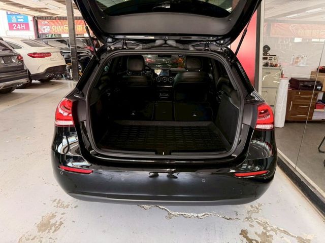 2021 BENZ A180 摘星版 僅跑2萬 IKEY 摸門  ACC AEB 盲點 小姐姐最愛  第9張相片
