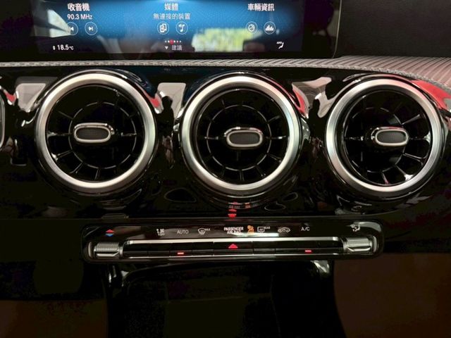 2021 BENZ A180 摘星版 僅跑2萬 IKEY 摸門  ACC AEB 盲點 小姐姐最愛  第16張相片