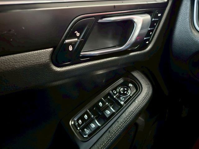 2016 PORSCHE MACAN 僅跑14萬 雙區恆溫 電折 電尾門 這是你離保時捷最近的一次  第13張相片