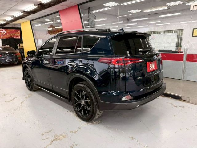 2016 TOYOTA RAV4 HV 僅跑16萬 IKEY 摸門 抬顯 盲點 安卓機 導航 倒車影像 小幅度升級改裝  第2張相片