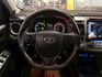 2016 TOYOTA RAV4 HV 僅跑16萬 IKEY 摸門 抬顯 盲點 安卓機 導航 倒車影像 小幅度升級改裝  第14張縮圖