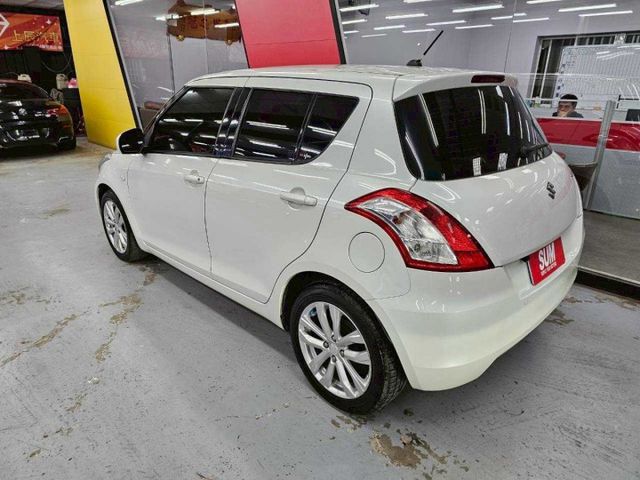 2015  SUZUKI SWIFT 僅跑6萬 電折後視鏡 行車紀錄器 冷暖空調  第2張相片