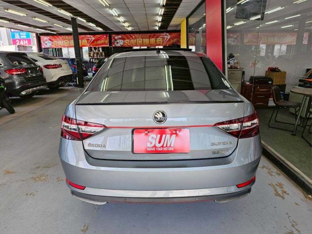 2017 SKODA Super b 2.0tsi sport line ikey 摸門 雙區恆溫 8SRS 電尾門  第4張相片