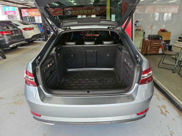 2017 SKODA Super b 2.0tsi sport line ikey 摸門 雙區恆溫 8SRS 電尾門  第9張相片