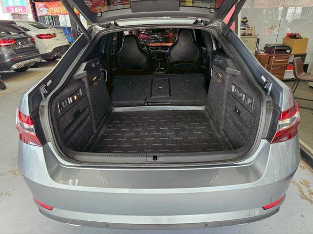 2017 SKODA Super b 2.0tsi sport line ikey 摸門 雙區恆溫 8SRS 電尾門  第10張相片