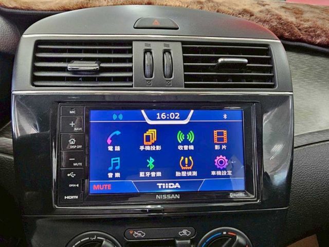 2018 Nissan Tiida LED日行燈 後座出風口 光感應自動頭燈  雙前座正面氣囊 原廠影音  第13張相片