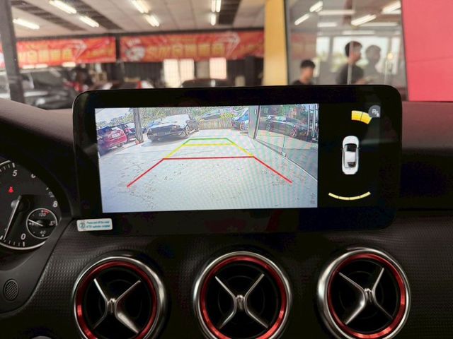 2014 BENZ A180 僅跑14萬 安卓機 倒車影像 方向盤控制 SRS 小姐姐的最愛 便宜好入手  第15張相片