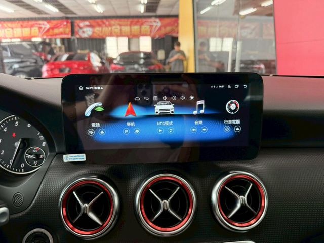 2014 BENZ A180 僅跑14萬 安卓機 倒車影像 方向盤控制 SRS 小姐姐的最愛 便宜好入手  第16張相片