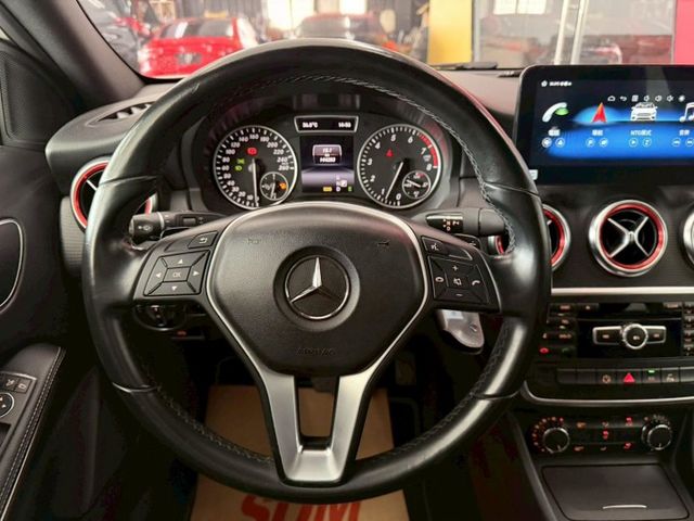 2014 BENZ A180 僅跑14萬 安卓機 倒車影像 方向盤控制 SRS 小姐姐的最愛 便宜好入手  第17張相片