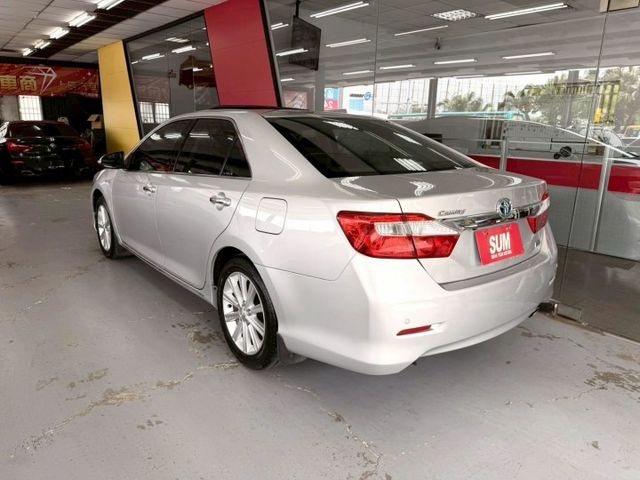 2012 TOYOTA CAMRY-H 一手僅跑8萬 IKEY 摸門 天窗 定速 螢幕 抬顯 電動座椅  第2張相片