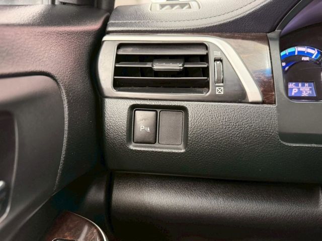 2012 TOYOTA CAMRY-H 一手僅跑8萬 IKEY 摸門 天窗 定速 螢幕 抬顯 電動座椅  第16張相片