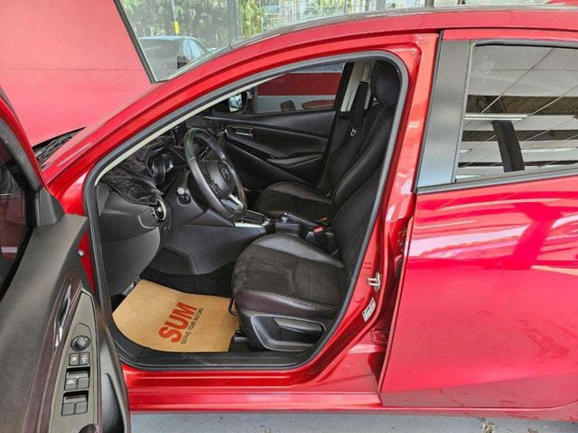 2019 MAZDA2 頂級 僅跑6萬 一手車 IKEY 摸門 恆溫 電折 方控 倒車影像 抬顯  第7張相片
