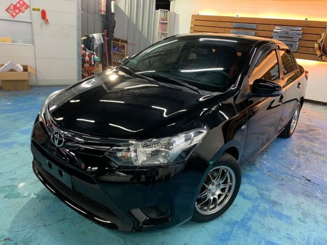 新款 Toyota Vios 1.5E 影音特仕版精選卡夢紅皮椅內裝 改裝１５吋多爪鋁圈，有雙安ABS加裝全新十吋安卓機  第1張相片