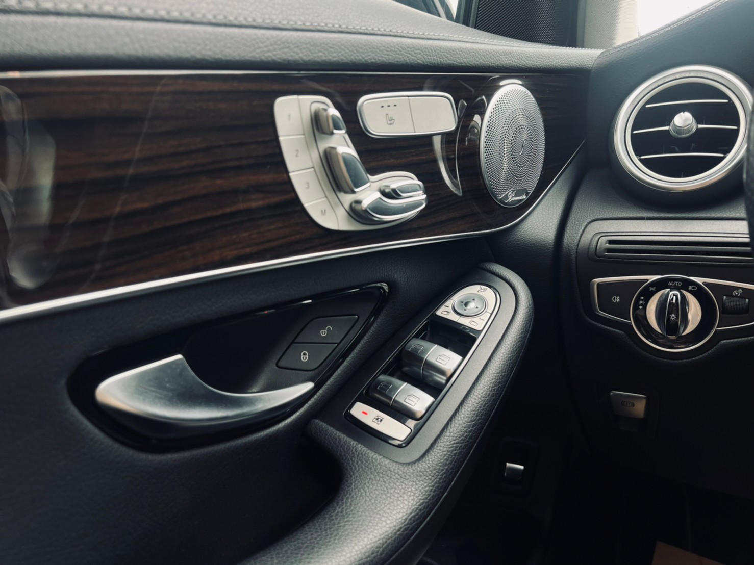 😍2016 GLC300 AMG 4WD 夜色套件 柏林之音😍  第3張相片