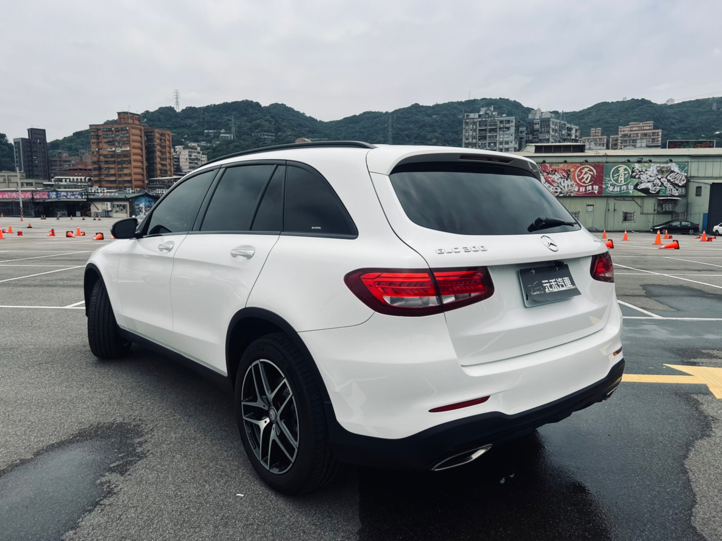 😍2016 GLC300 AMG 4WD 夜色套件 柏林之音😍  第4張相片