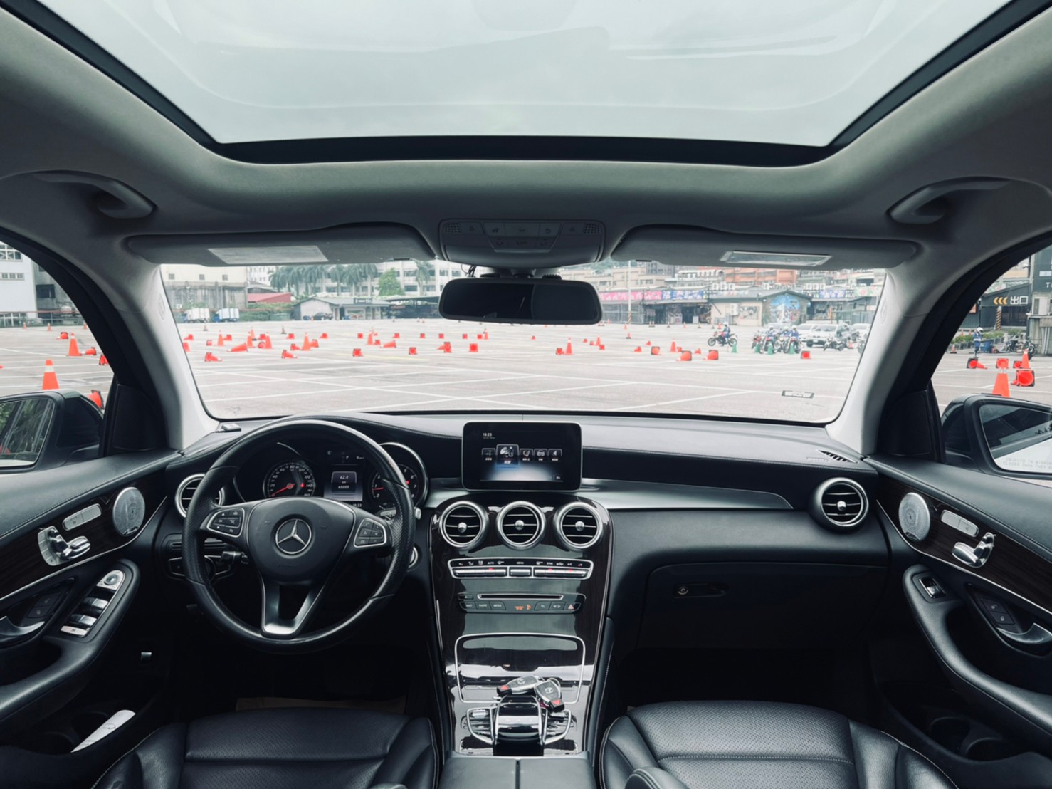 😍2016 GLC300 AMG 4WD 夜色套件 柏林之音😍  第6張相片
