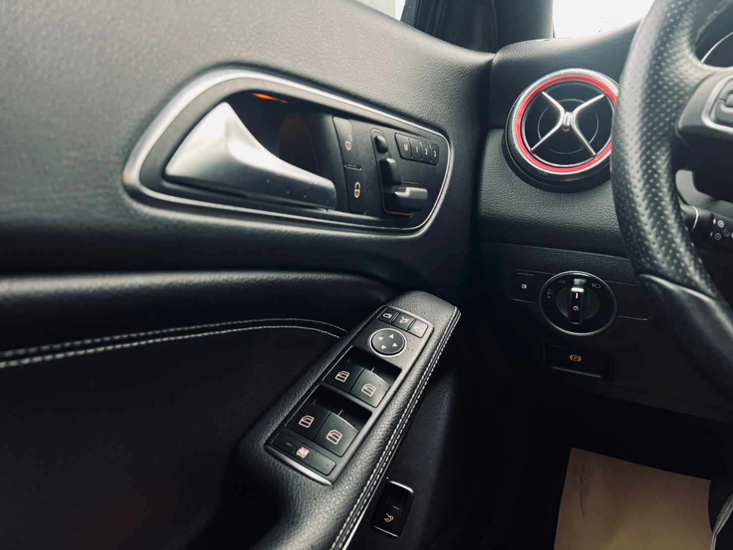 😍2015 C117 BENZ 總代理 Cla200 進口轎跑😍  第3張相片