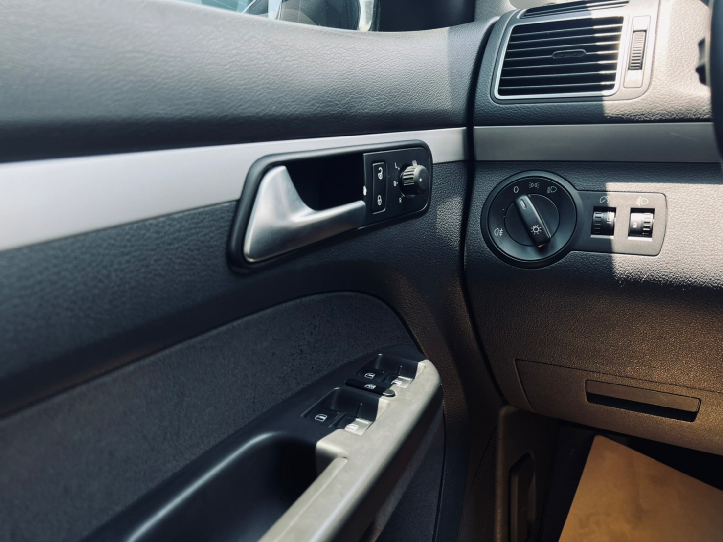 😍 2014 VW Volkswagen 福斯 Touran 陶然 1.6 TDI 柴油 七人座 跨界廂型休旅 升級胎壓顯示器 超香價格 😍  第7張相片