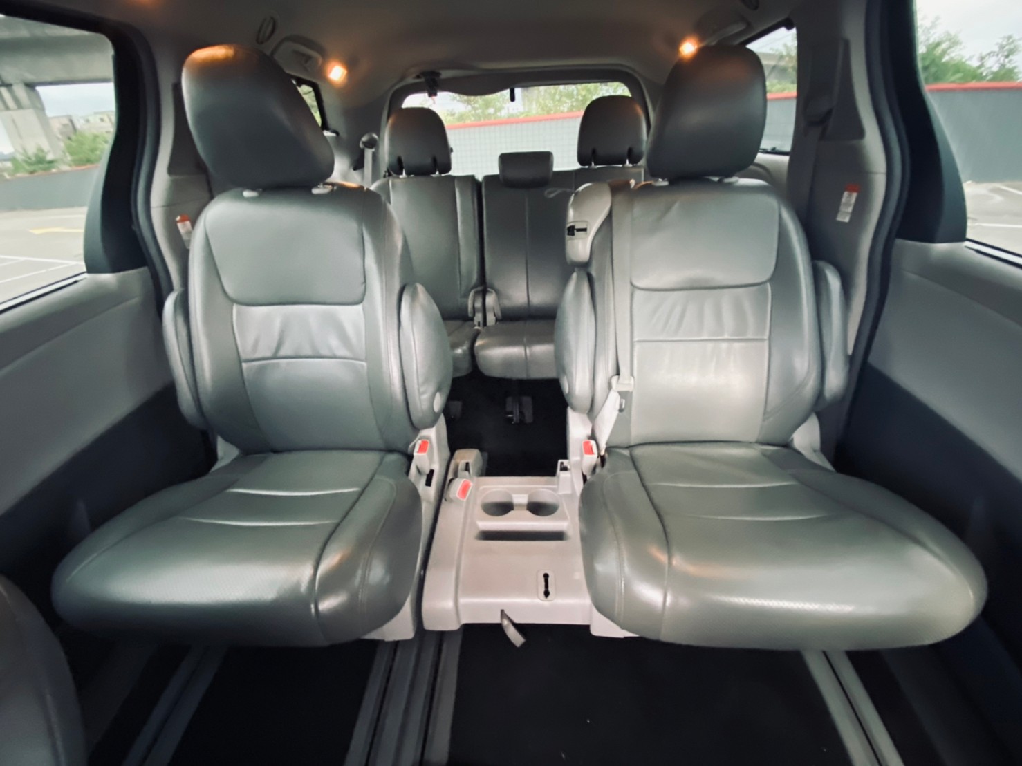 😍2015 Toyota 豐田 Sienna 希安娜 3.5 LE  八人座 廂型休旅 雙電滑門 安卓機  升級SE 19吋鋁圈 後座影音大螢幕 😍  第8張相片