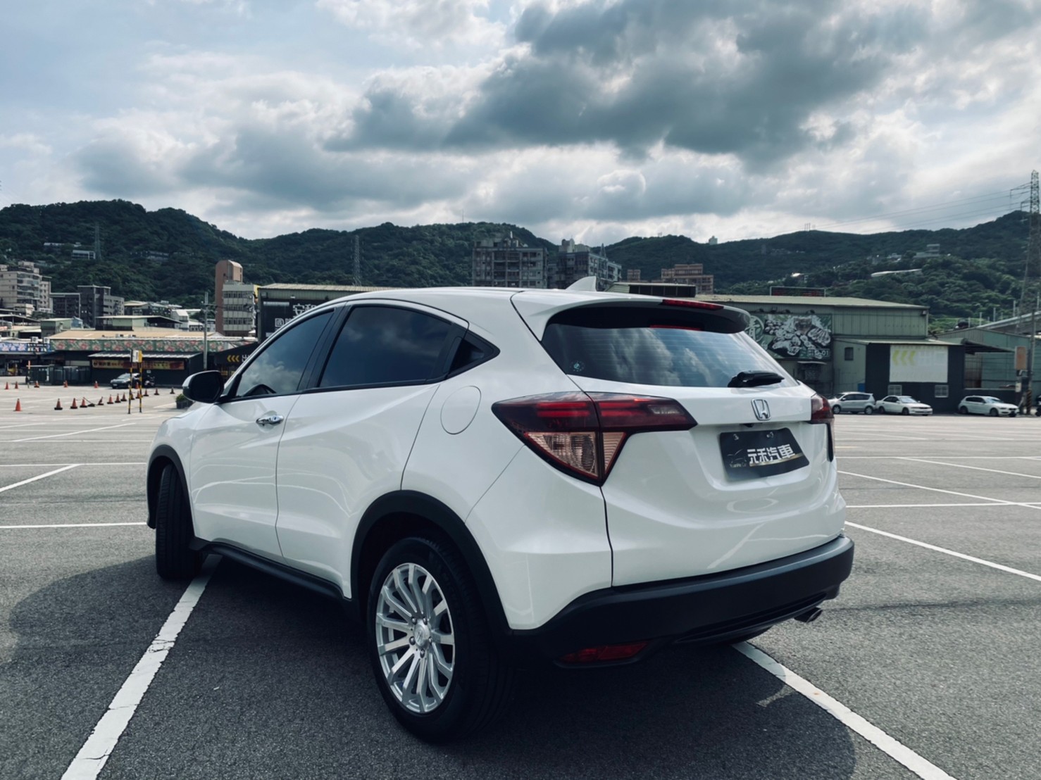 😍2017  Honda 本田 HRV 1.8 頂級S版 升級輕量化鋁圈 超保值 省油時尚掀背休旅😍(072)  第5張相片