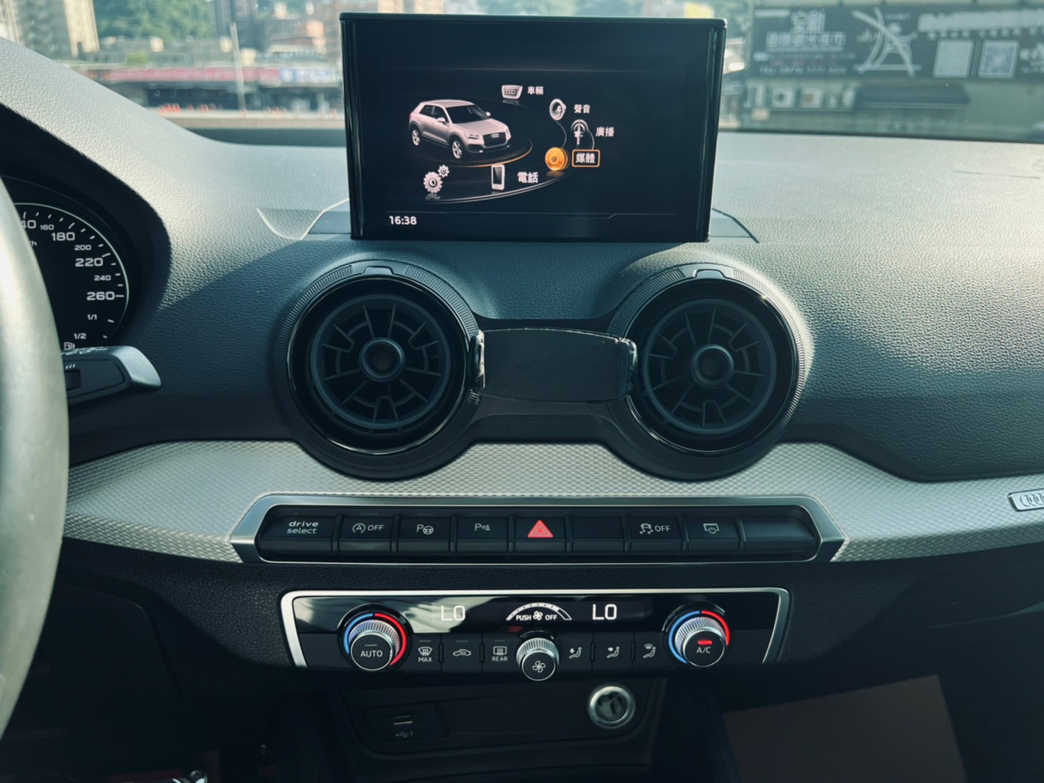 😍 2018 Audi 奧迪 Q2 35TFSI Luxury 1.4 超吸睛糖果紅 跨界小休旅 😍(119)  第4張相片