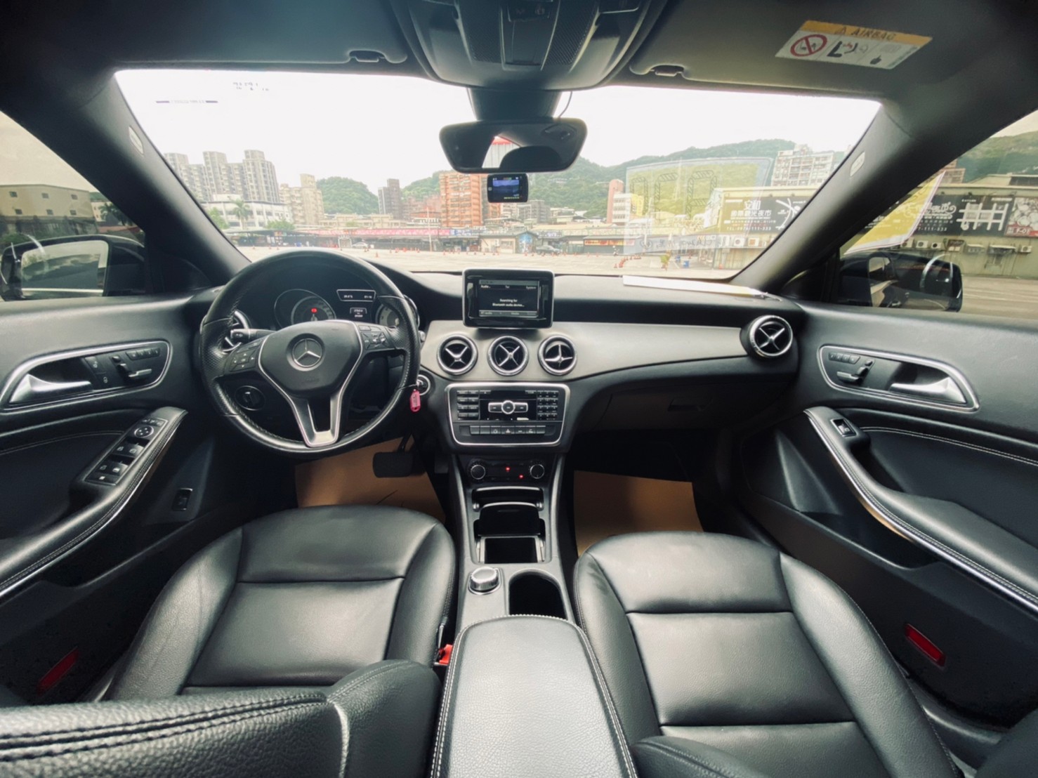 🔥 2015式 C117 BENZ 賓士 總代理 CLA CLA200 1.6 碳纖維小壓尾 黑化滿天星 實跑八萬 🔥 (042) 【阿龍中古車 0968-691-205】  第2張相片